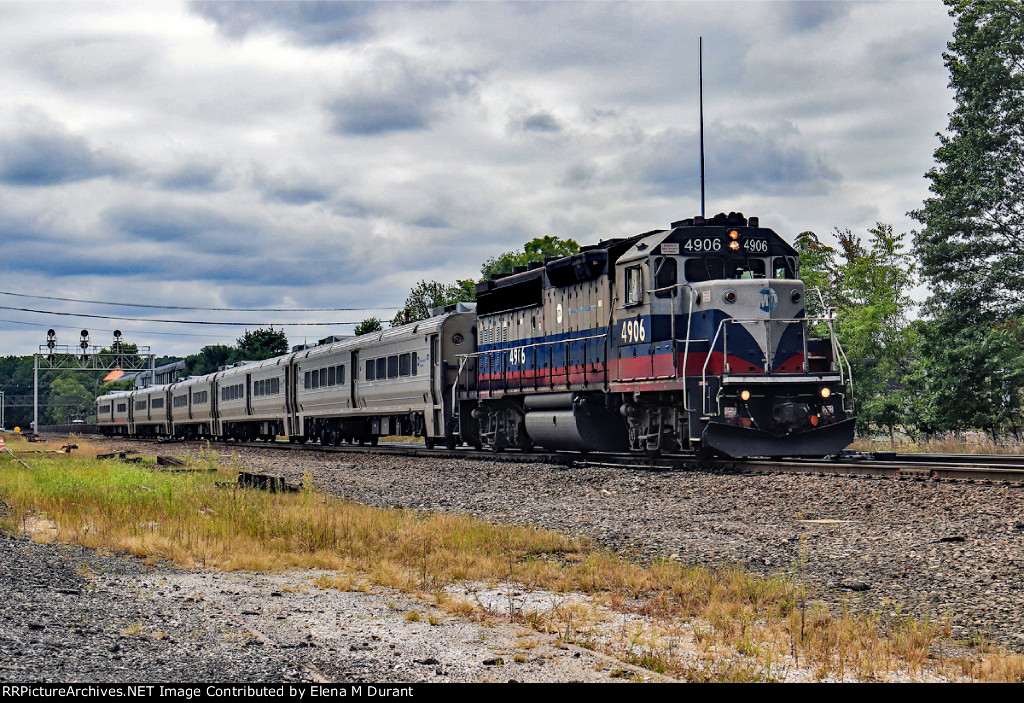 MNCR 4906 on train 1353